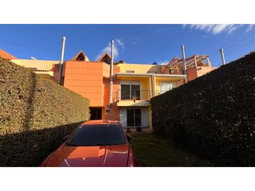 Vendo linda casa conjunto pequeño vista a la montaña