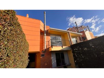 Vendo linda casa conjunto pequeño vista a la montaña