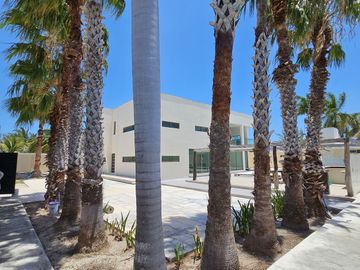PRECIOSA RESIDENCIA A 300 METROS DEL MAR, EN CHICXULUB PUERTO, PROGRESO.