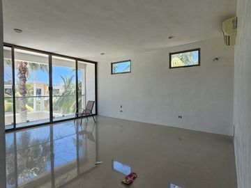 PRECIOSA RESIDENCIA A 300 METROS DEL MAR, EN CHICXULUB PUERTO, PROGRESO.