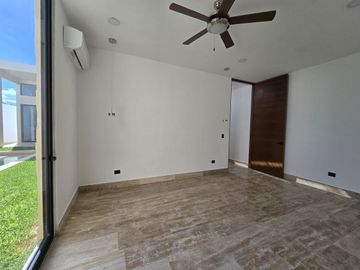 CASA DE UNA PLANTA EN PRIVADA RESIDENCIAL EN XCANATUN AL NORTE DE MERIDA