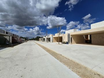 CASA DE UNA PLANTA EN PRIVADA RESIDENCIAL EN XCANATUN AL NORTE DE MERIDA