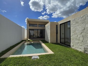 CASA DE UNA PLANTA EN PRIVADA RESIDENCIAL EN XCANATUN AL NORTE DE MERIDA