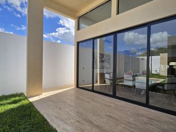 CASA DE UNA PLANTA EN PRIVADA RESIDENCIAL EN XCANATUN AL NORTE DE MERIDA