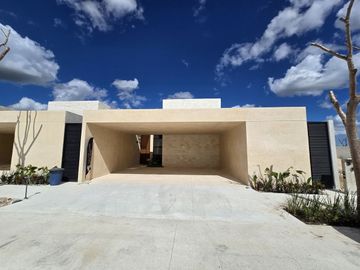 CASA DE UNA PLANTA EN PRIVADA RESIDENCIAL EN XCANATUN AL NORTE DE MERIDA