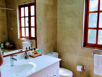 EXCELENTE CASA INGLESA EN CONDOMINIO SANTUARIO DEL VALLE