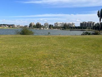 Lote a la laguna central  1800m2  Barrio La Isla, Nordelta
