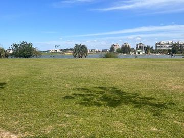 Lote a la laguna central  1800m2  Barrio La Isla, Nordelta