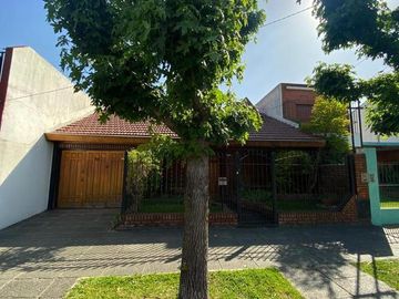 Haedo Sur Chalet de cuatro ambientes en dos plantas