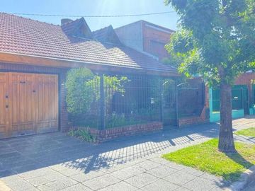 Haedo Sur Chalet de cuatro ambientes en dos plantas