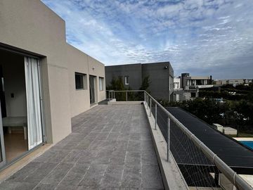 Venta Casa 6 Ambientes a La Laguna en El Cantón Islas Escobar