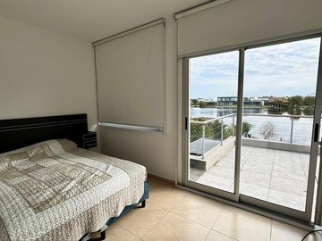 Venta Casa 6 Ambientes a La Laguna en El Cantón Islas Escobar