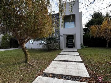 Venta Casa 6 Ambientes a La Laguna en El Cantón Islas Escobar