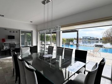 Venta Casa 6 Ambientes a La Laguna en El Cantón Islas Escobar