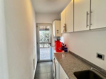 Venta Casa 6 Ambientes a La Laguna en El Cantón Islas Escobar