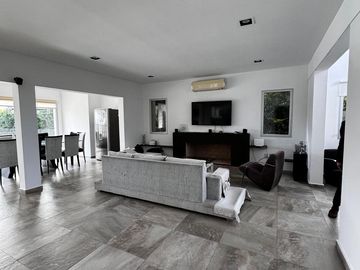 Venta Casa 6 Ambientes a La Laguna en El Cantón Islas Escobar