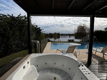 Venta Casa 6 Ambientes a La Laguna en El Cantón Islas Escobar