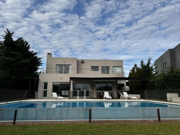 Venta Casa 6 Ambientes a La Laguna en El Cantón Islas Escobar