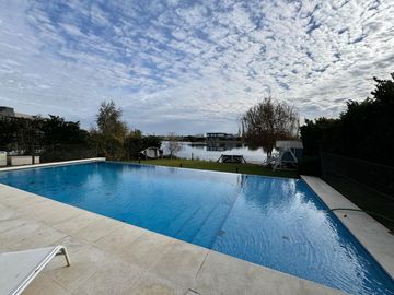 Venta Casa 6 Ambientes a La Laguna en El Cantón Islas Escobar