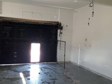 Local en venta - espacio principal y dos baños - 50 mts2 - Wilde