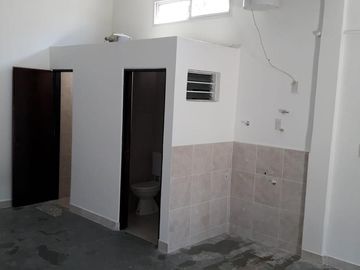Local en venta - espacio principal y dos baños - 50 mts2 - Wilde