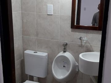 Local en venta - espacio principal y dos baños - 50 mts2 - Wilde