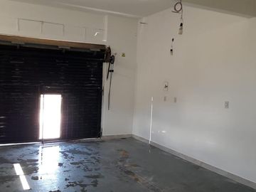 Local en venta - espacio principal y dos baños - 50 mts2 - Wilde