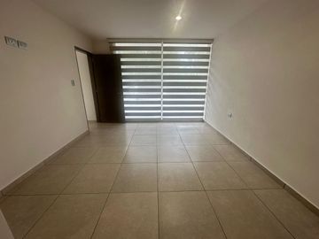 Bonita Casa en Lomas de Angelópolis. Recámara en planta baja. Zona Casacata