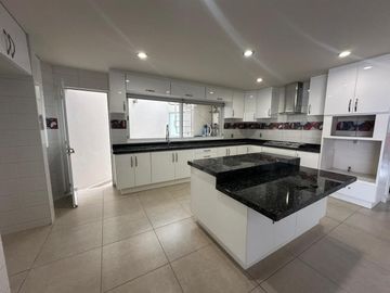 Bonita Casa en Lomas de Angelópolis. Recámara en planta baja. Zona Casacata