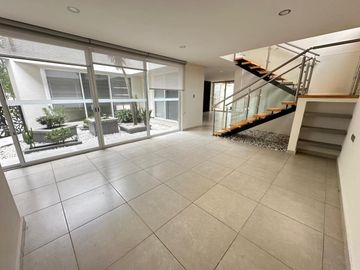 Bonita Casa en Lomas de Angelópolis. Recámara en planta baja. Zona Casacata
