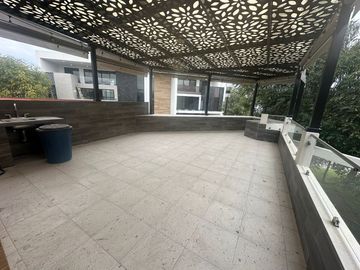 Bonita Casa en Lomas de Angelópolis. Recámara en planta baja. Zona Casacata