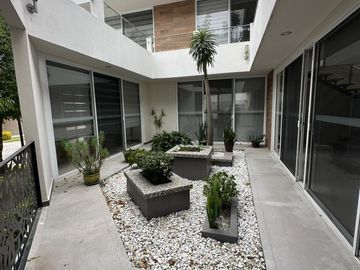 Bonita Casa en Lomas de Angelópolis. Recámara en planta baja. Zona Casacata