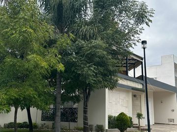 Bonita Casa en Lomas de Angelópolis. Recámara en planta baja. Zona Casacata