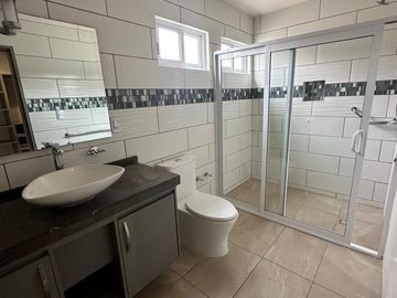 Bonita Casa en Lomas de Angelópolis. Recámara en planta baja. Zona Casacata
