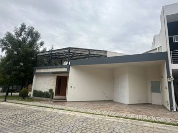 Bonita Casa en Lomas de Angelópolis. Recámara en planta baja. Zona Casacata