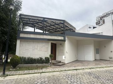 Bonita Casa en Lomas de Angelópolis. Recámara en planta baja. Zona Casacata