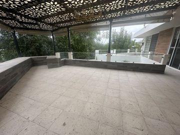 Bonita Casa en Lomas de Angelópolis. Recámara en planta baja. Zona Casacata