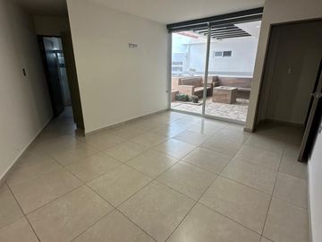 Bonita Casa en Lomas de Angelópolis. Recámara en planta baja. Zona Casacata