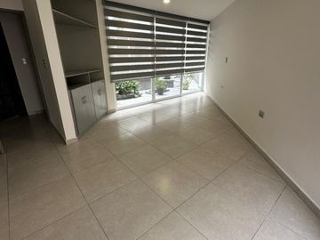 Bonita Casa en Lomas de Angelópolis. Recámara en planta baja. Zona Casacata