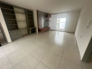 Bonita Casa en Lomas de Angelópolis. Recámara en planta baja. Zona Casacata
