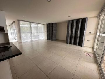 Bonita Casa en Lomas de Angelópolis. Recámara en planta baja. Zona Casacata