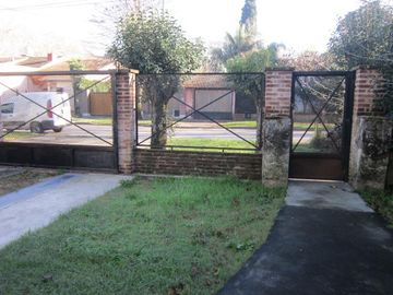 Casa en venta - 3 Dormitorios 2 Baños - Cochera - 283Mts2 - Longchamps, Almirante Brown