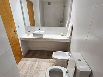DEPARTAMENTO DE DOS DORMITORIOS DUPLEX VENTA TERRAZA Y PARRILLERO EXCLUSIVO CENTRO ROSARIO