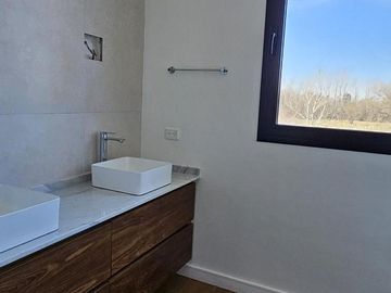 Casa en Venta en El Naudir a estrenar con pileta 3 dormitorios y escritorio 1207