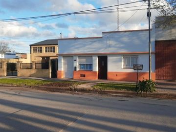 Casa y terreno en venta - 3 dormitorios 2 baños - 800 mts2 - Comandante Nicanor Otamendi