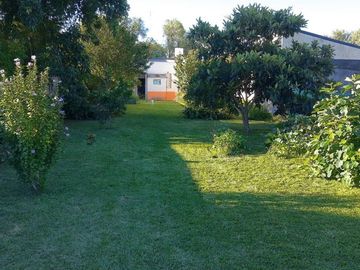 Casa y terreno en venta - 3 dormitorios 2 baños - 800 mts2 - Comandante Nicanor Otamendi