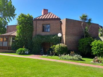 Casa en venta - 3 dormitorios - piscina- 586mts2 - Countries/B.Cerrado (Berazategui)