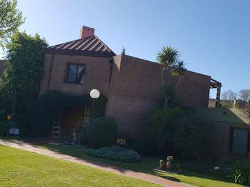 Casa en venta - 3 dormitorios - piscina- 586mts2 - Countries/B.Cerrado (Berazategui)