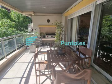 Piso de categoría en Lanús Oeste con 4 dormitorios y hermoso balcón con parrilla