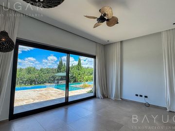 Venta - Casa con Estilo Moderno - Barrio Pilar Golf Club